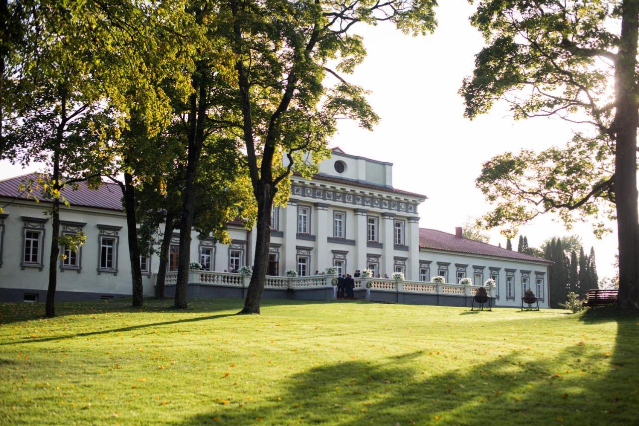 Taujenu Dvaro Sveciu Namai Towiany Exterior photo