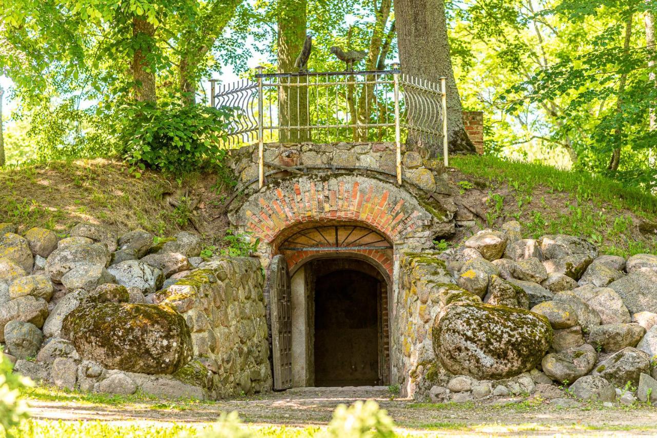 Taujenu Dvaro Sveciu Namai Towiany Exterior photo