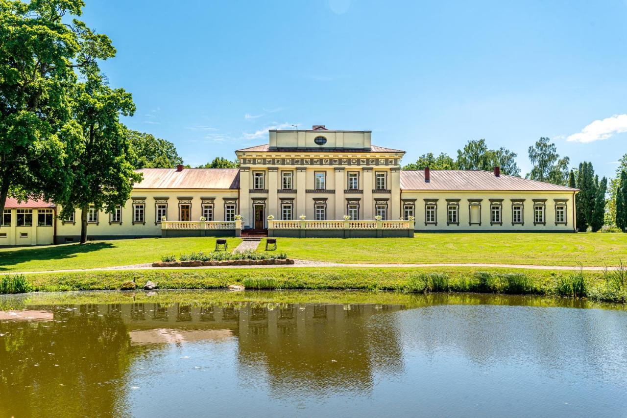 Taujenu Dvaro Sveciu Namai Towiany Exterior photo